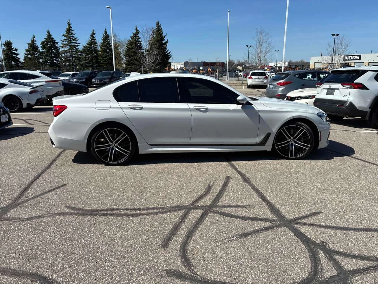 BMW 750 * xDrive * ДИСТРОНИК* 360 КАМЕРА* ПРЕДСТАВИТЕЛСТВО, снимка 4 - Автомобили и джипове - 54339595