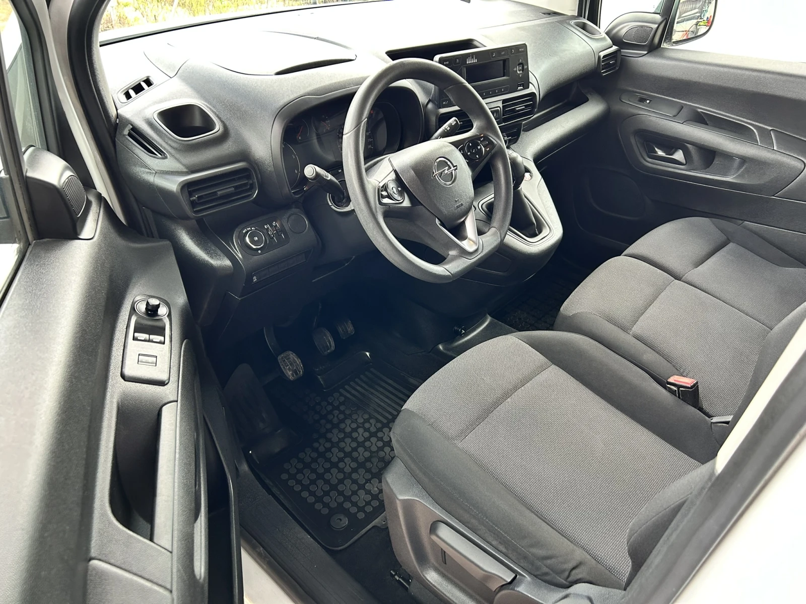 Opel Combo 1.5CDTi* Euro6* 3 местен, снимка 9 - Автомобили и джипове - 54566731