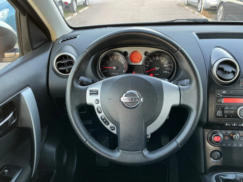 Nissan Qashqai 1.6I, снимка 11 - Автомобили и джипове - 47698116