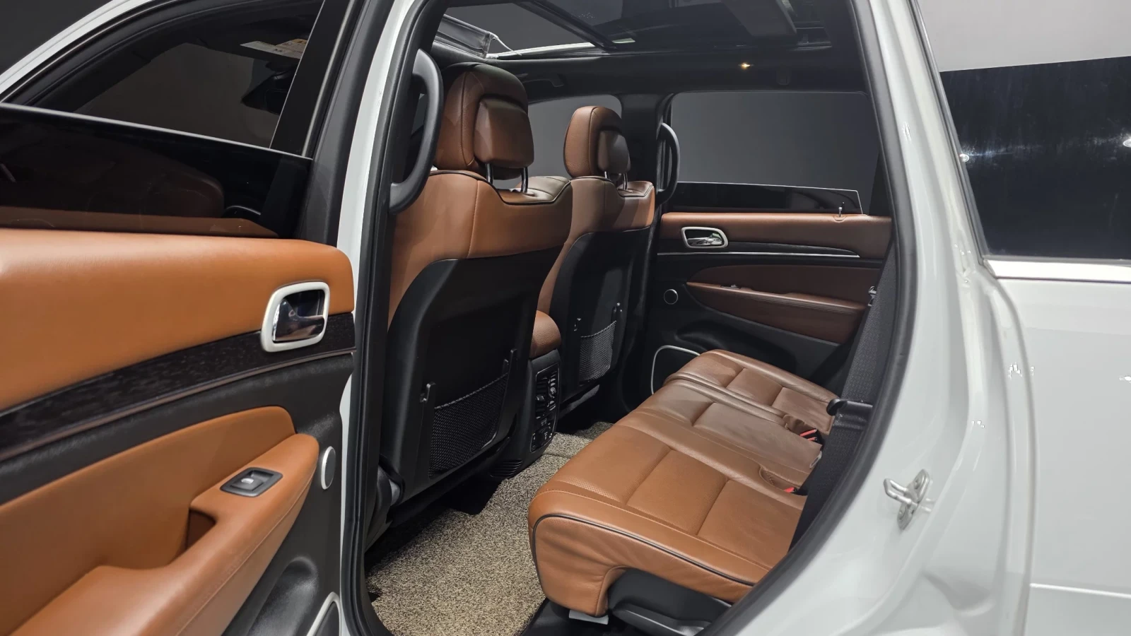 Jeep Grand cherokee SUMMIT / DISTRONIC / АВТ.ПАРКИРАНЕ / ОБДУХ / ФУЛЛ , снимка 16 - Автомобили и джипове - 54060466