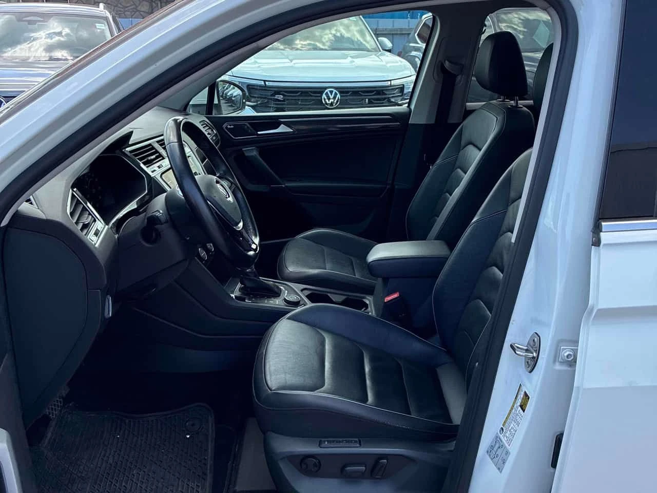 VW Tiguan * Highline * ГЛАВНО ПРЕДСТАВИТЕЛСТВО* , снимка 10 - Автомобили и джипове - 54618861