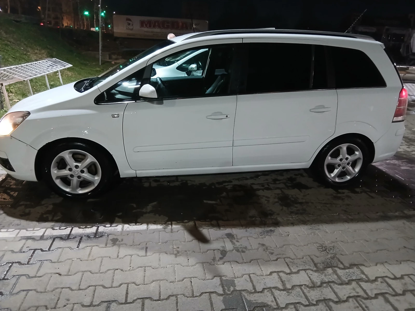 Opel Zafira 1, 9 CDTI, снимка 2 - Автомобили и джипове - 54033532