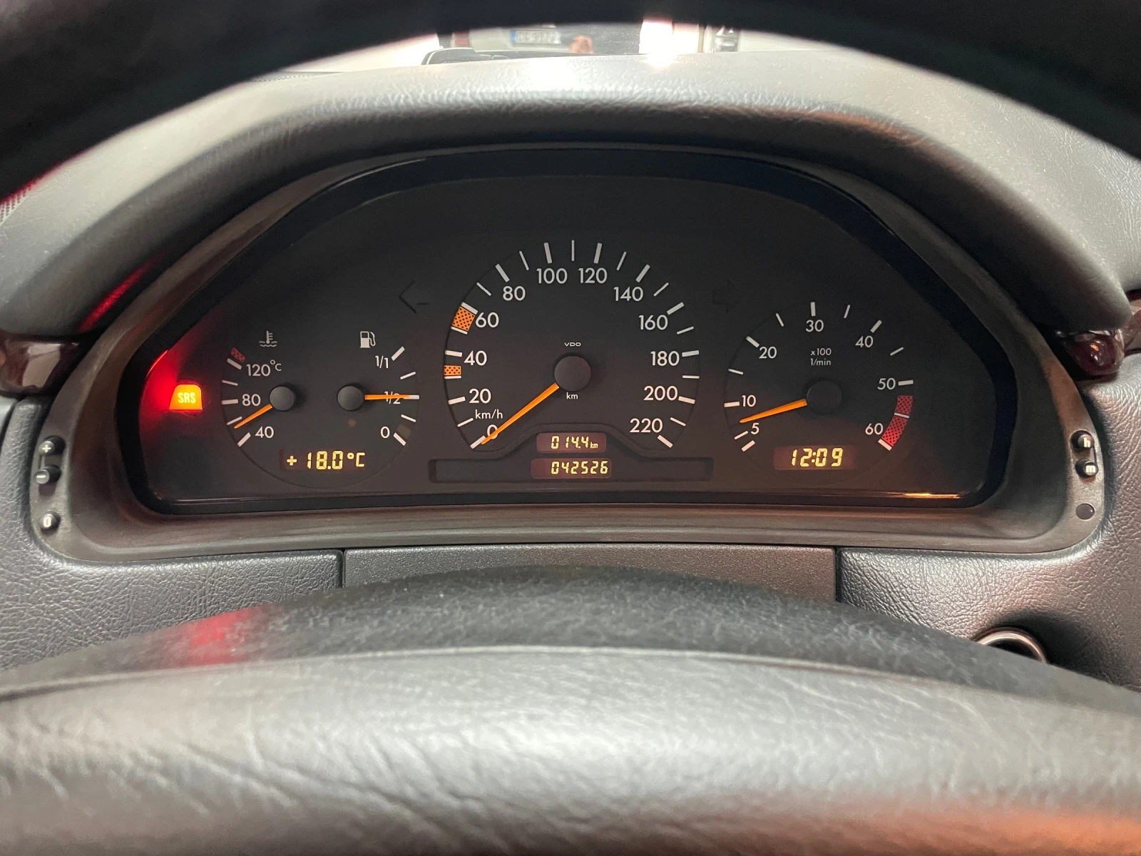 Mercedes-Benz E 220 КАТАФАЛКА НОВ!!!!  РЕТАРДЕР!!! Км 042526, снимка 13 - Автомобили и джипове - 55105725