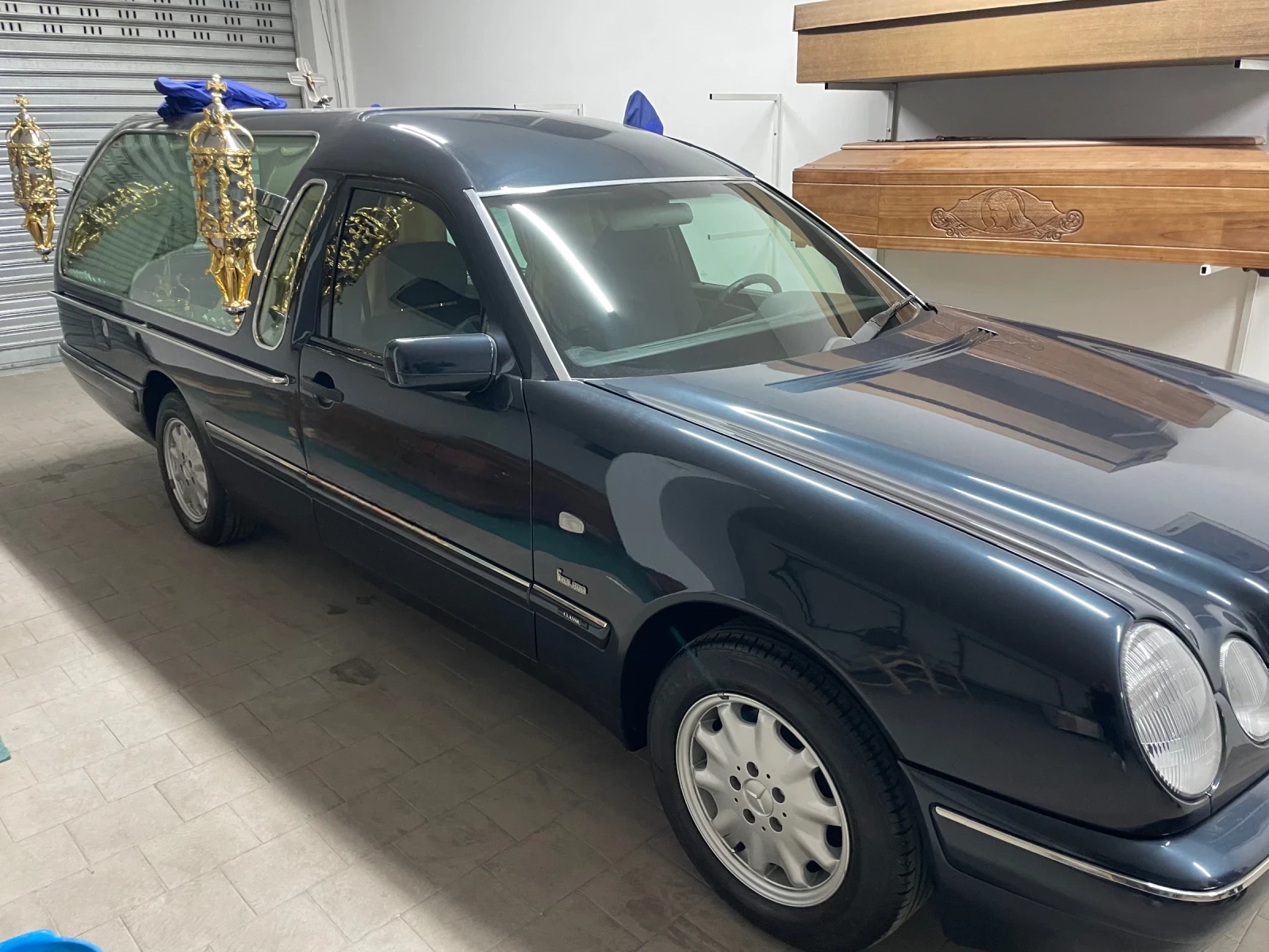 Mercedes-Benz E 220 КАТАФАЛКА НОВ!!!!  РЕТАРДЕР!!! Км 042526, снимка 4 - Автомобили и джипове - 55105725