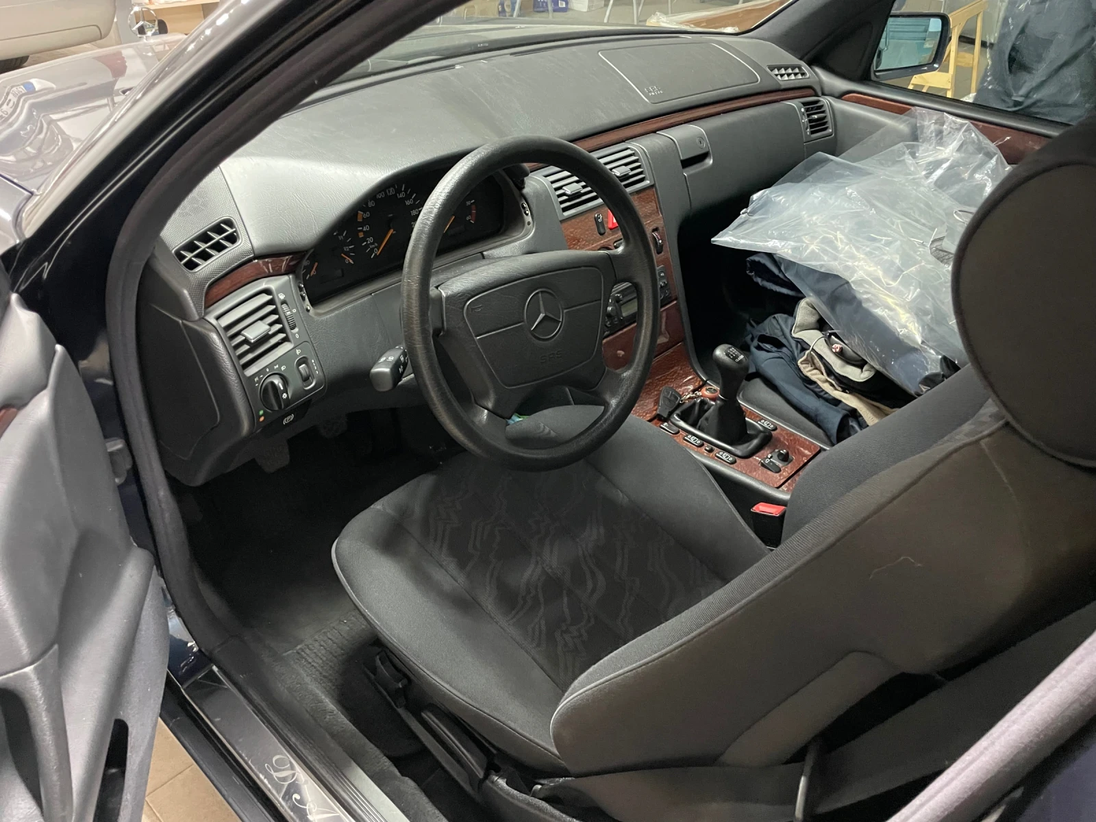 Mercedes-Benz E 220 КАТАФАЛКА НОВ!!!!  РЕТАРДЕР!!! Км 042526, снимка 8 - Автомобили и джипове - 55105725