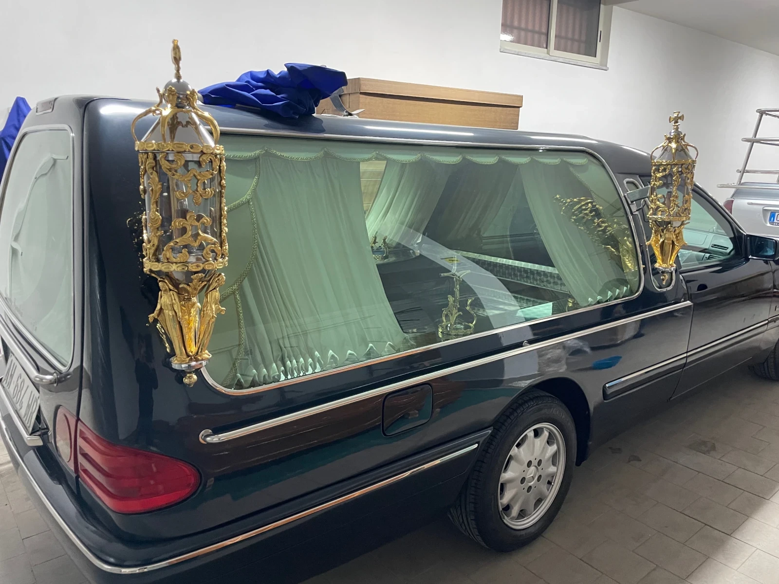 Mercedes-Benz E 220 КАТАФАЛКА НОВ!!!!  РЕТАРДЕР!!! Км 042526, снимка 5 - Автомобили и джипове - 55105725