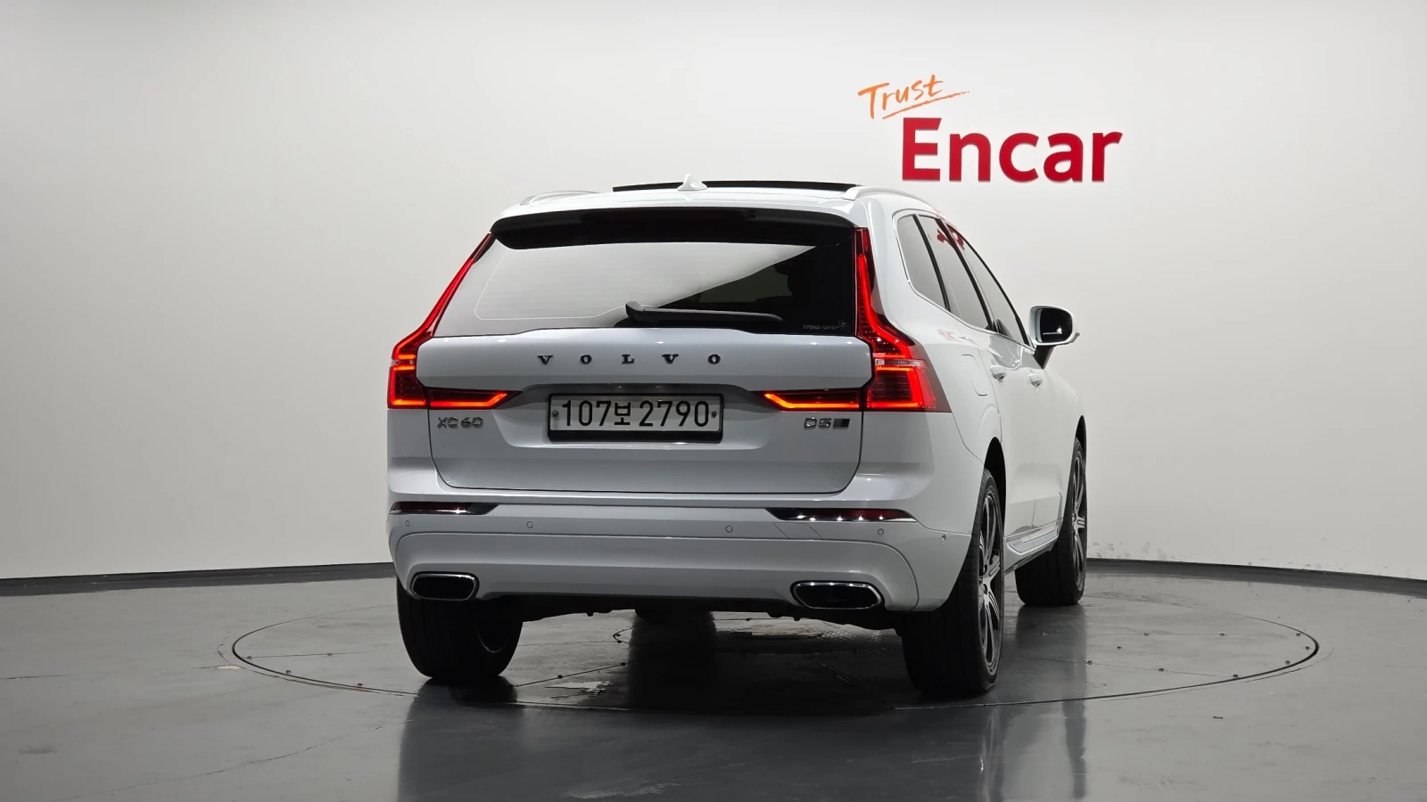 Volvo XC60 D5* Inscription* Navi* Camera* Pano, снимка 4 - Автомобили и джипове - 55283954