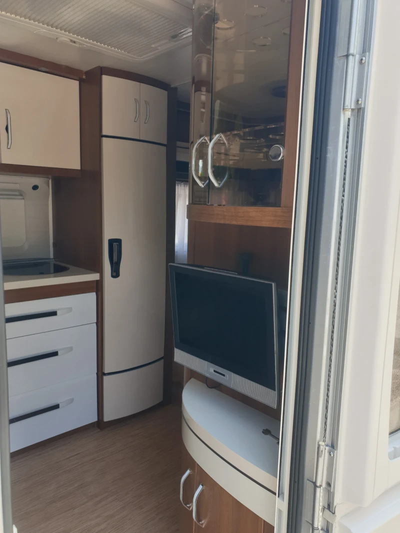 Каравана Hobby Екселент, снимка 5 - Каравани и кемпери - 52338660