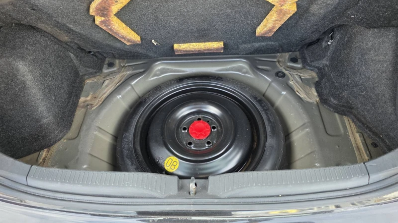 Toyota Auris 1.6, снимка 10 - Автомобили и джипове - 53454470