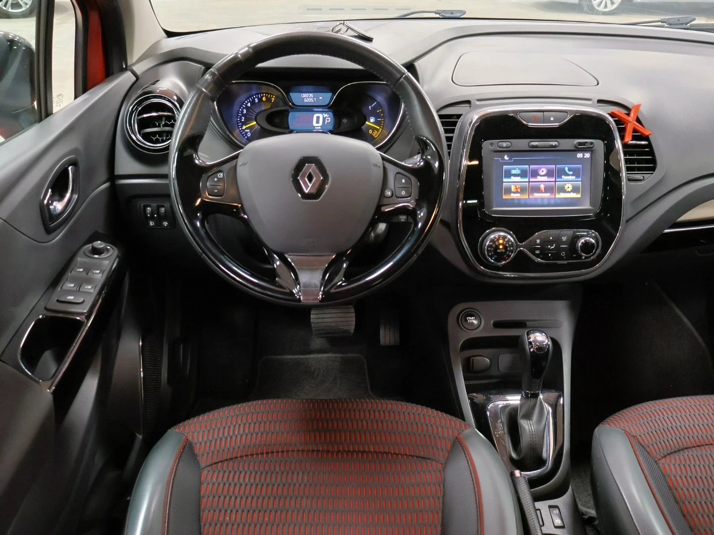 Renault Captur 1.2 TCe | Automatic | Напълно обслужен, снимка 9 - Автомобили и джипове - 55429148
