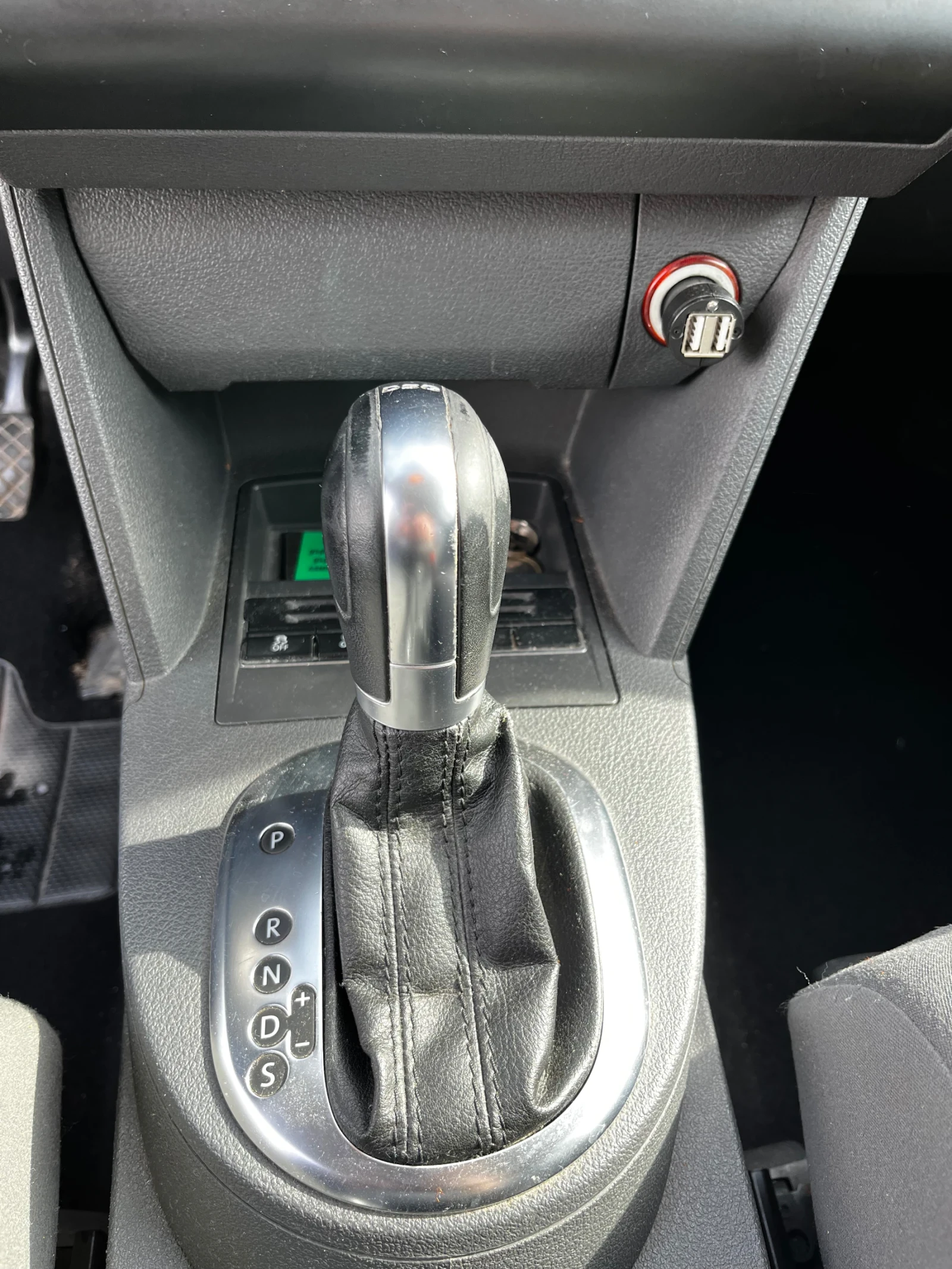VW Touran 1.6 TDI, снимка 8 - Автомобили и джипове - 55561586