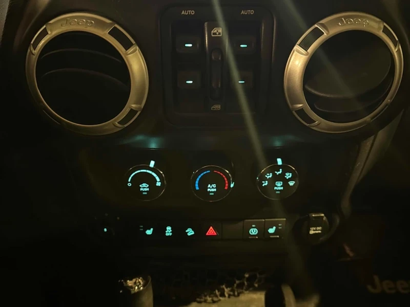 Jeep Wrangler * Sahara * CARFAX * БЕЗ ПЪРВОНАЧАЛНА ВНОСКА, снимка 12 - Автомобили и джипове - 52968040