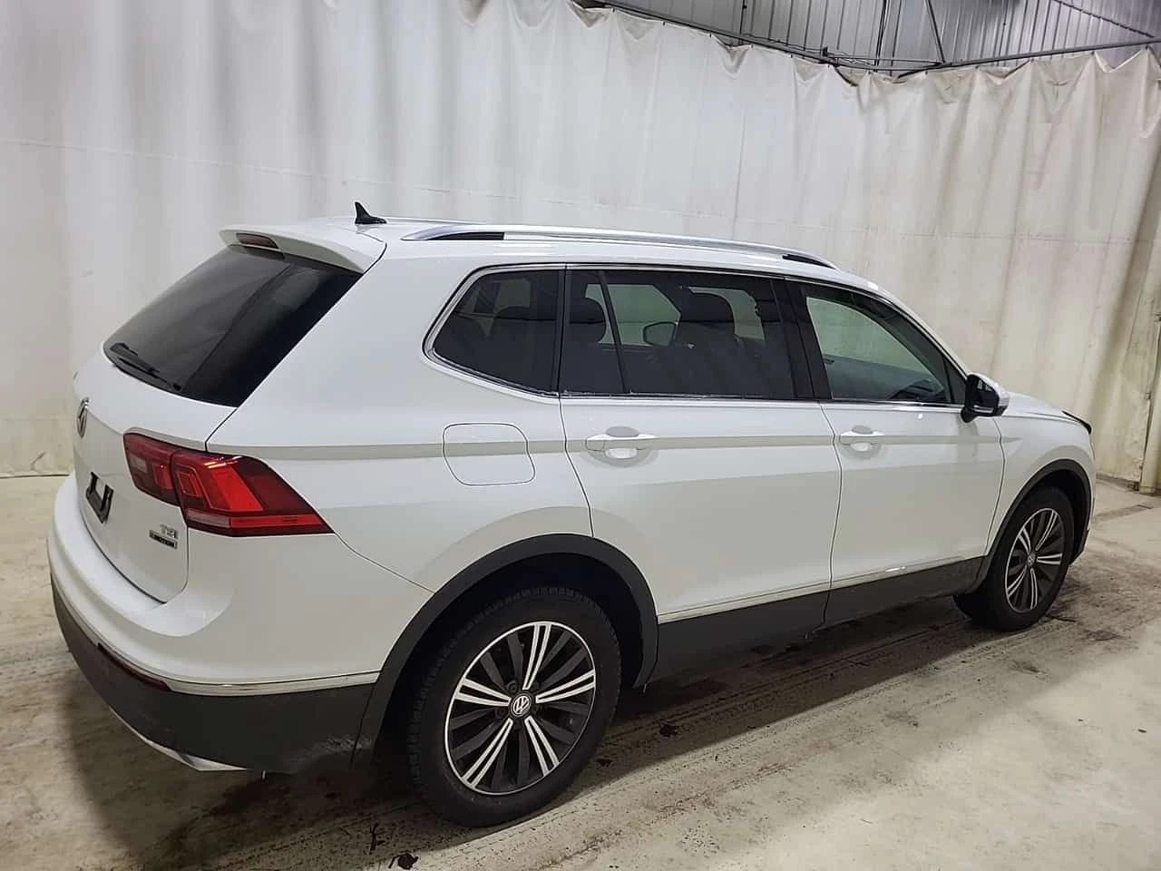 VW Tiguan * HIGHLINE * CARFAX * ПАНОРАМА * КАМЕРА * , снимка 3 - Автомобили и джипове - 53887318