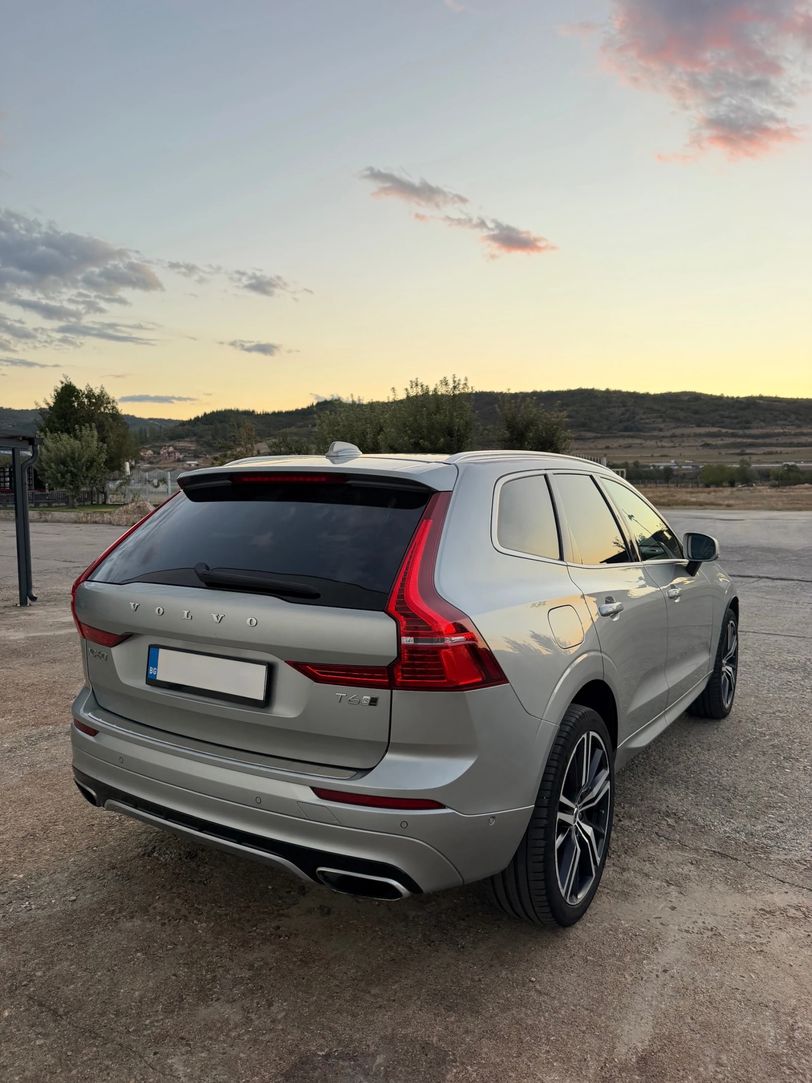 Volvo XC60 T6 R Design, снимка 4 - Автомобили и джипове - 56262496