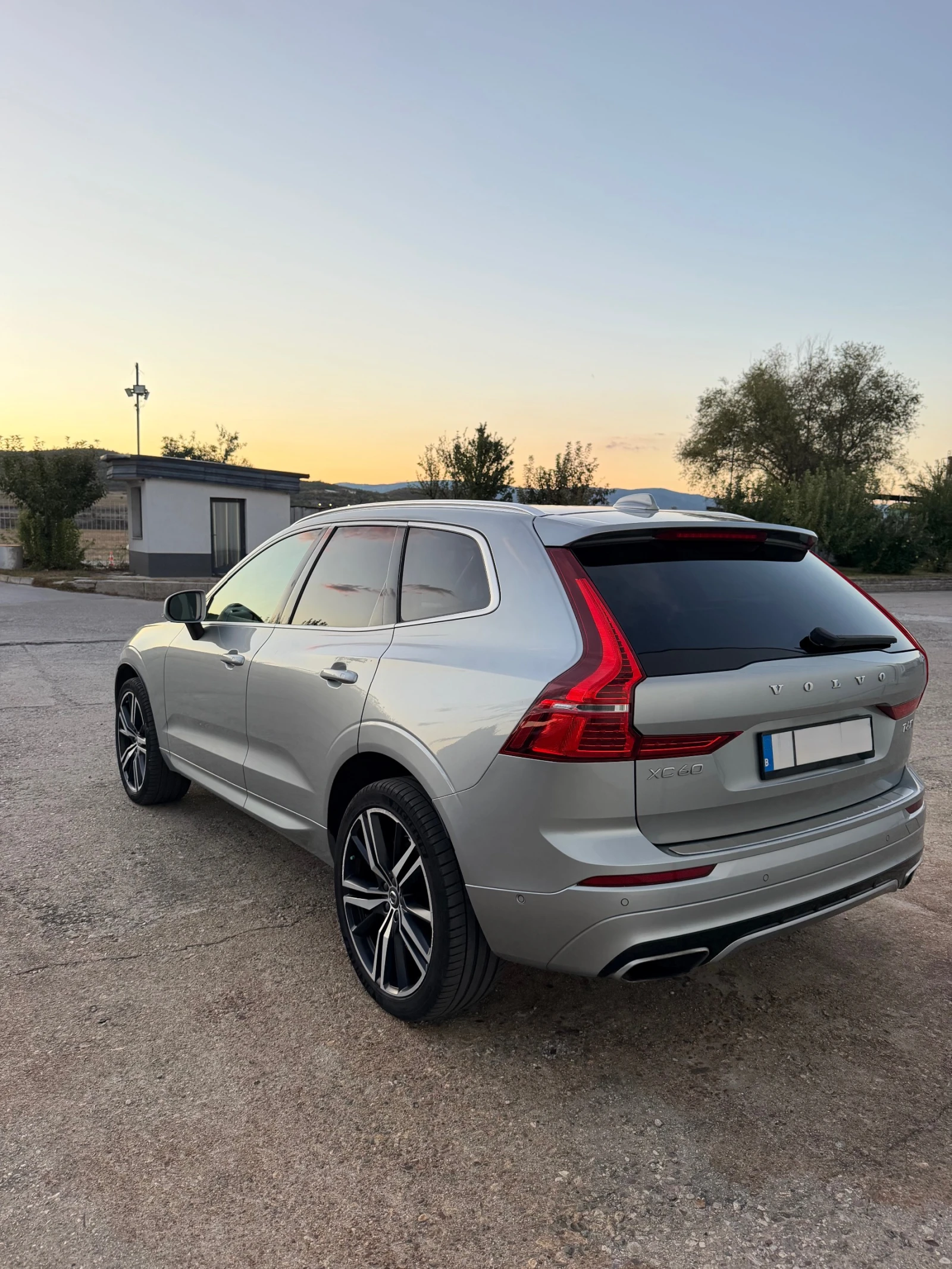 Volvo XC60 T6 R Design, снимка 3 - Автомобили и джипове - 56262496