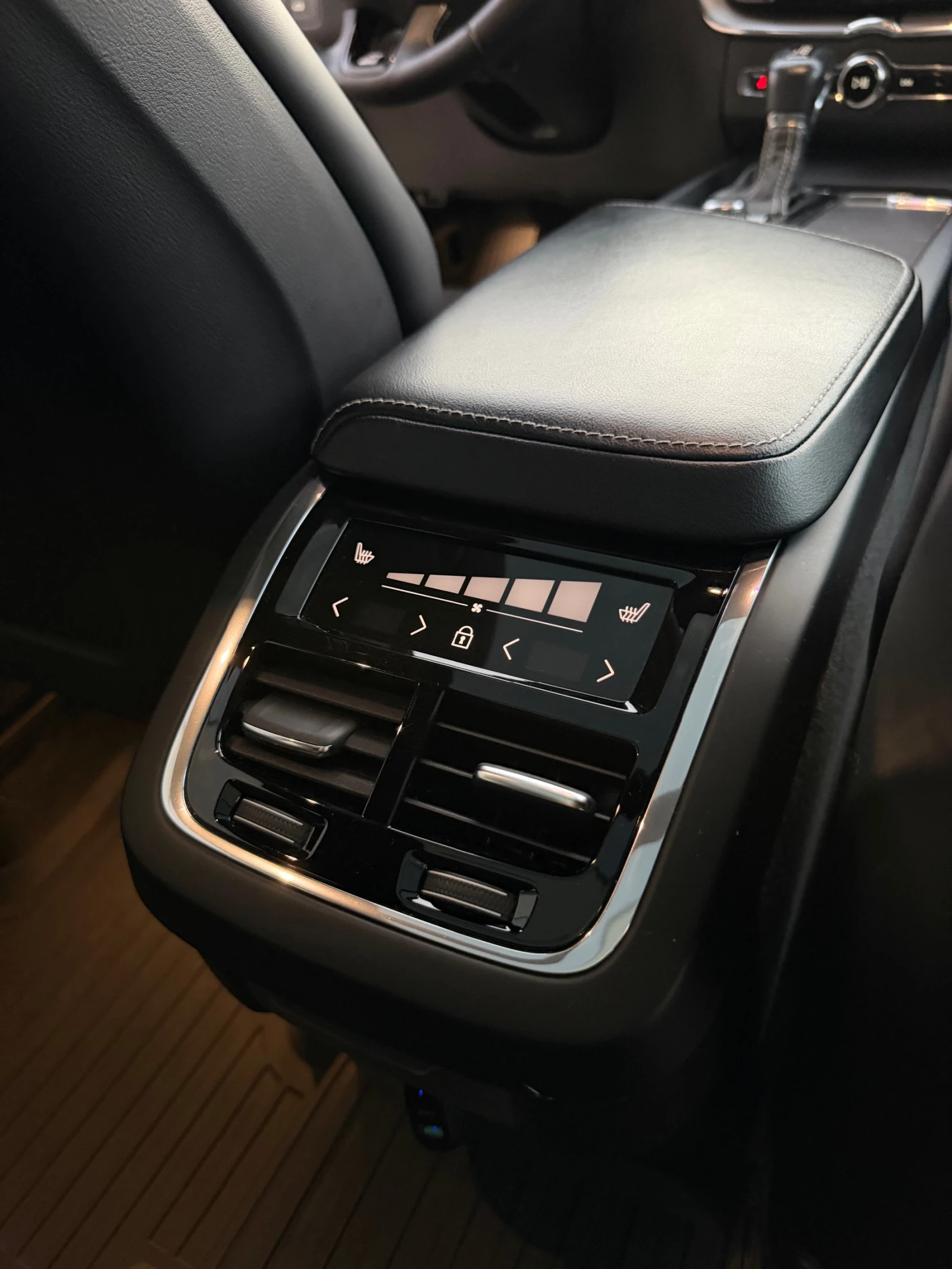 Volvo XC60 T6 R Design, снимка 12 - Автомобили и джипове - 56262496