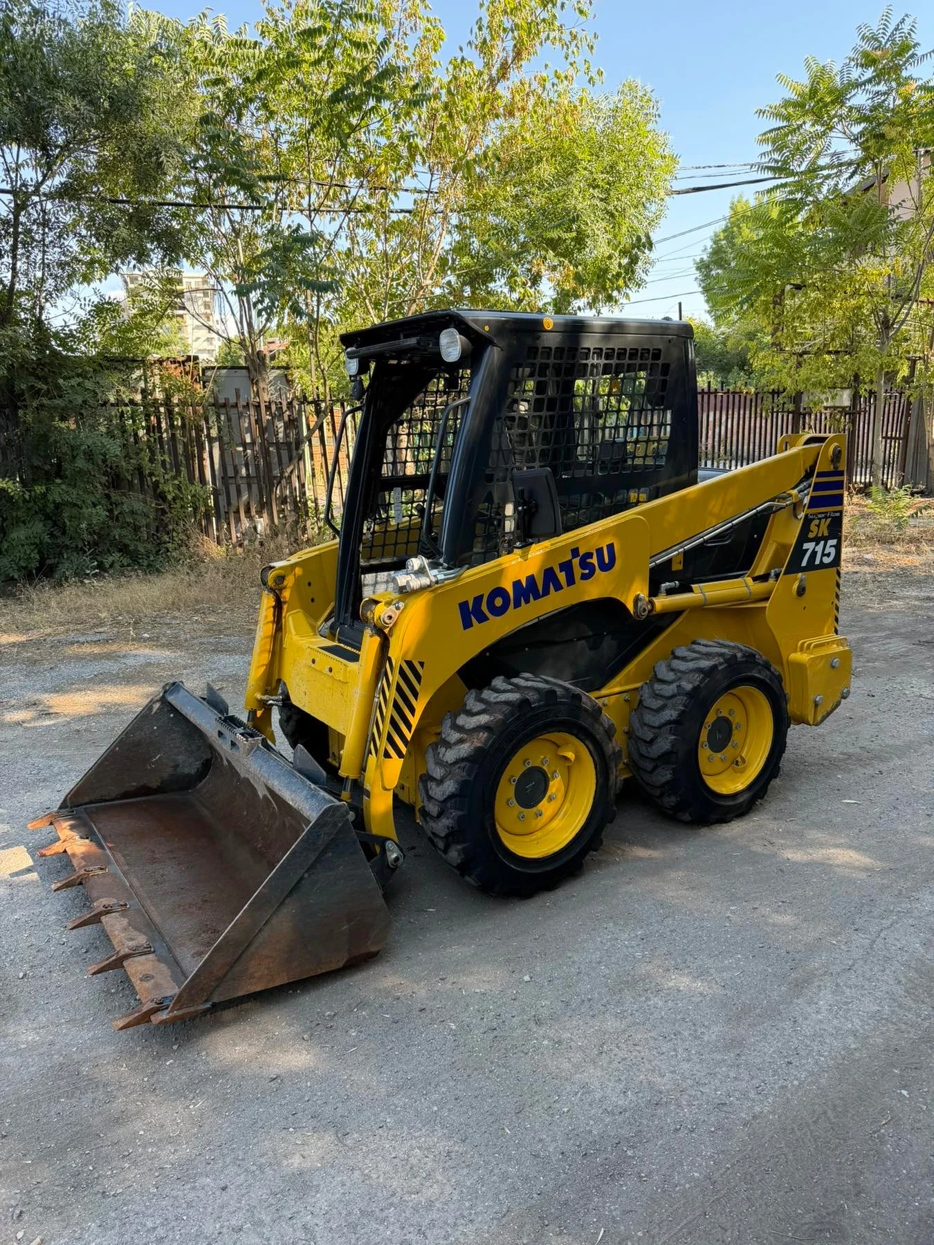 Челен товарач Komatsu Мини челен товарач SK715