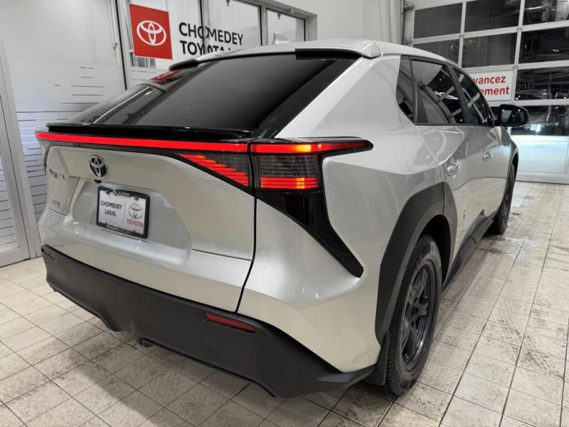 Toyota bZ4X LE* Подгрев* Камера* Sunroof* От представителство, снимка 3 - Автомобили и джипове - 53158376