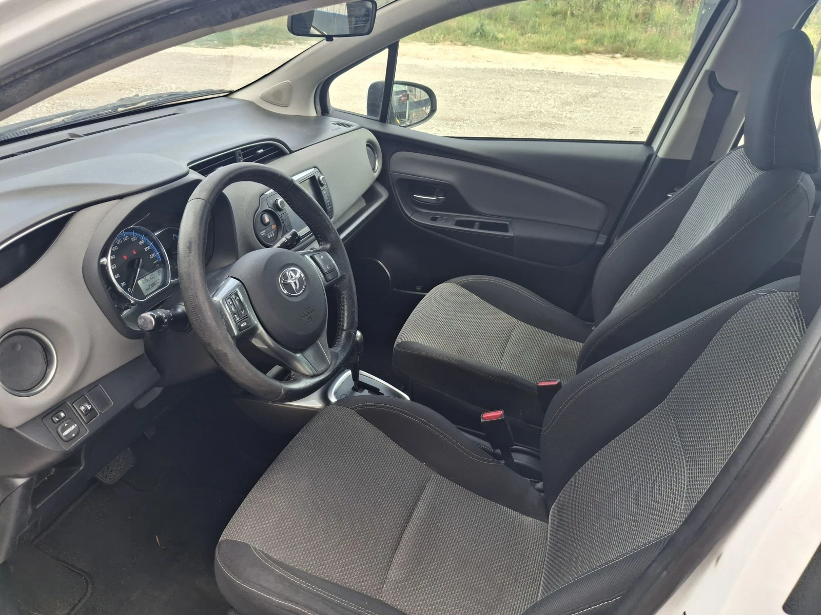 Toyota Yaris 1.5Hybrid* * * euro6 - изображение 8