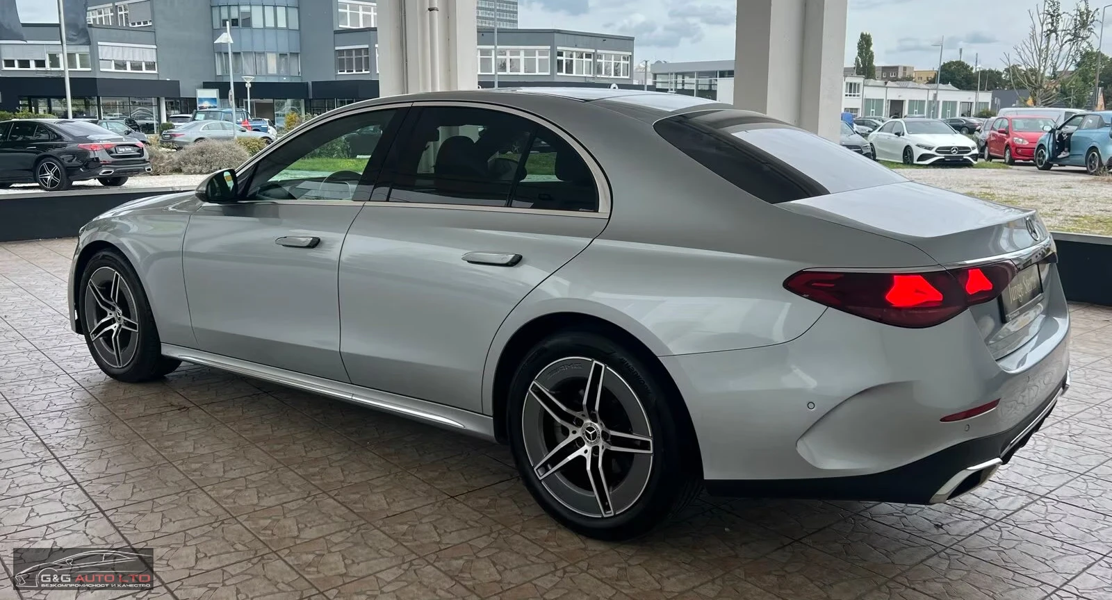 Mercedes-Benz E 220 d/4MATIC/197HP/AMG-PACK/PANO/DISTRONIC/152D - изображение 2