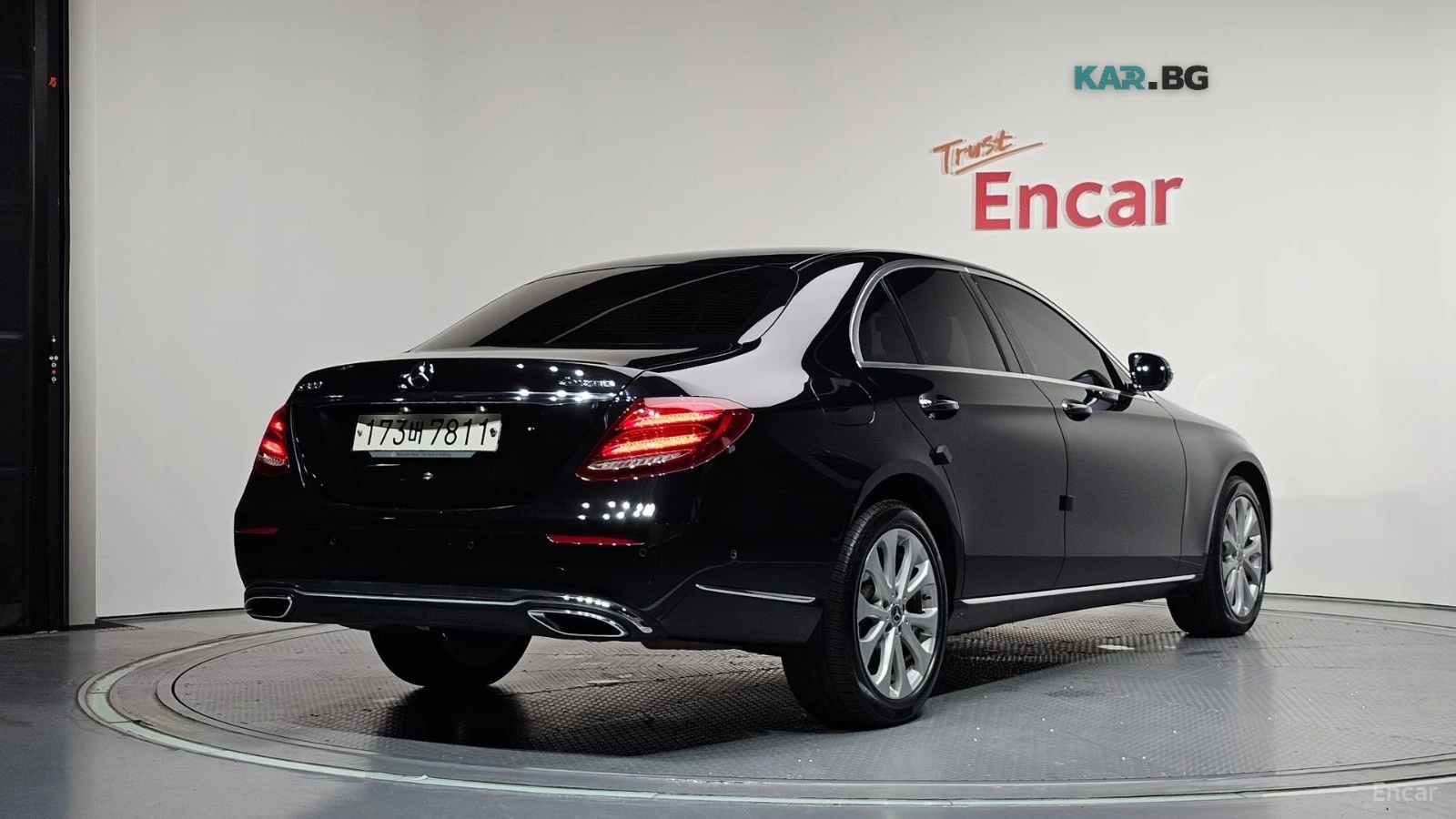 Mercedes-Benz E 300 4MATIC* HUD* 360* КОЖА* ОБДУХ* НАВИ* ПАНО, снимка 2 - Автомобили и джипове - 55887341
