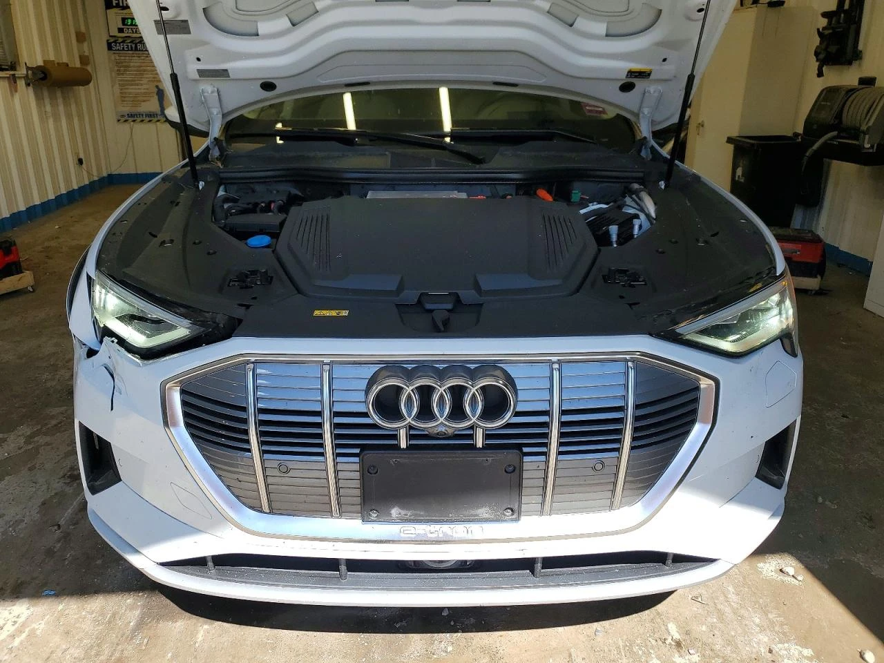 Audi E-Tron Prestige, снимка 12 - Автомобили и джипове - 56372792
