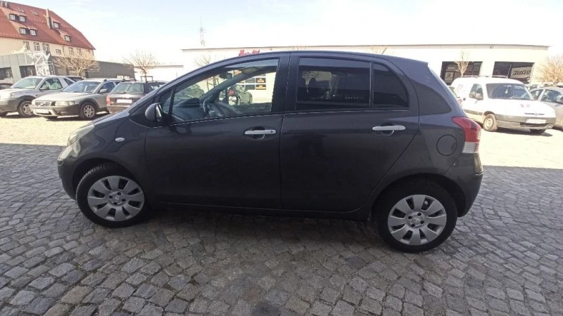 Toyota Yaris 1.33i Facelift, снимка 10 - Автомобили и джипове - 47923853