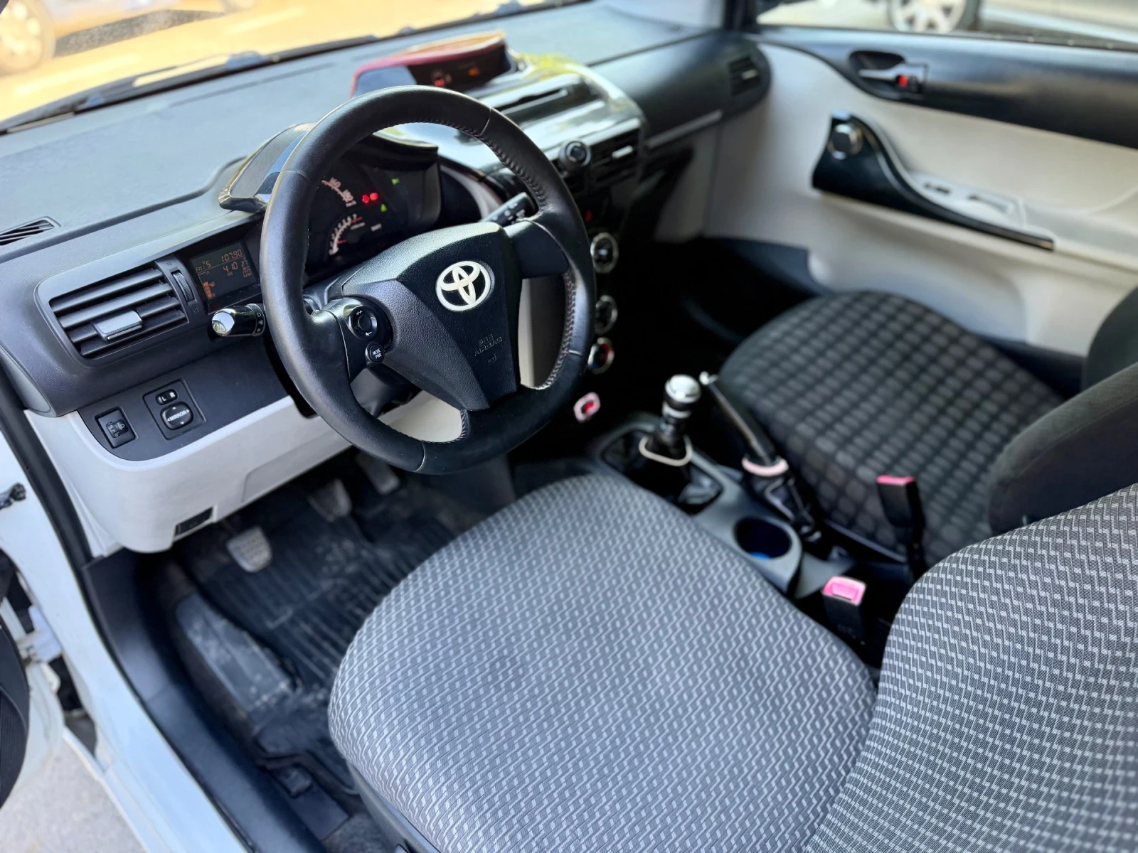Toyota Aygo iQ 4 местна, снимка 8 - Автомобили и джипове - 55098483