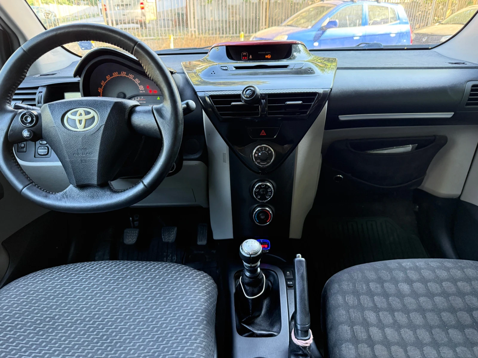 Toyota Aygo iQ 4 местна, снимка 10 - Автомобили и джипове - 55098483