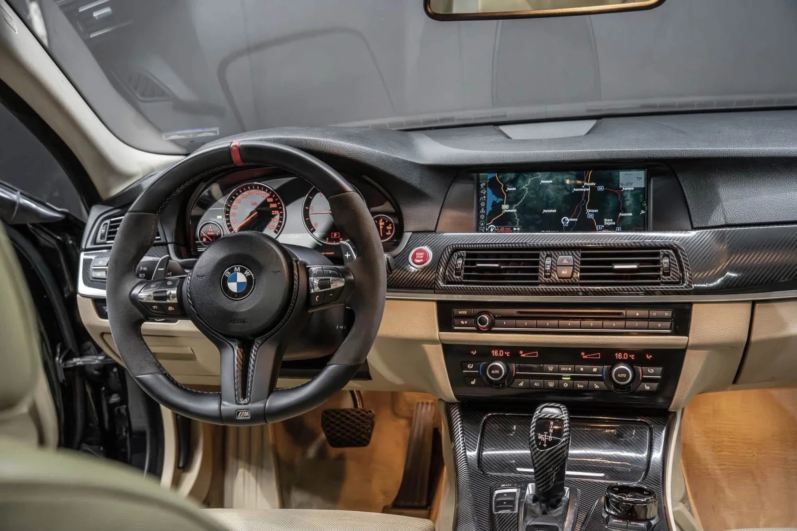 BMW 530 D / M-PERFORMANCE /SUNROOF /8ZF / DISTRONIC/ F1, снимка 9 - Автомобили и джипове - 55835726