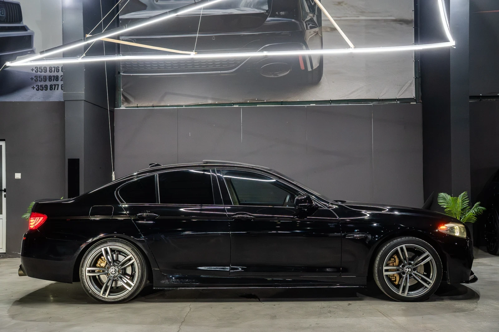 BMW 530 D / M-PERFORMANCE /SUNROOF /8ZF / DISTRONIC/ F1, снимка 7 - Автомобили и джипове - 55835726