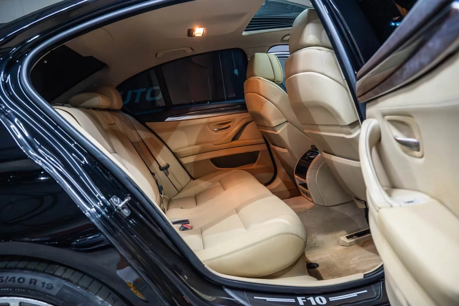 BMW 530 D / M-PERFORMANCE /SUNROOF /8ZF / DISTRONIC/ F1, снимка 12 - Автомобили и джипове - 55835726