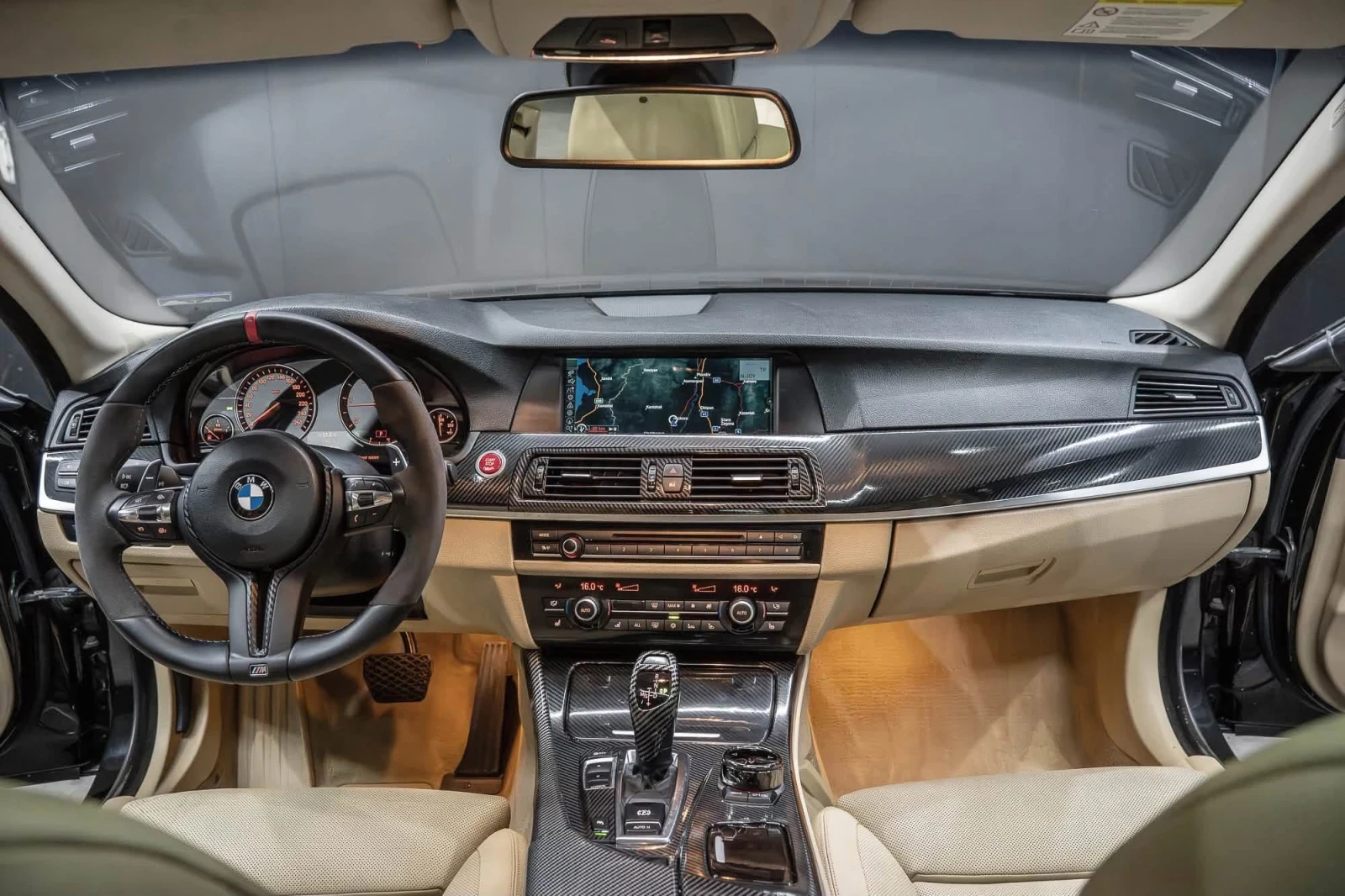 BMW 530 D / M-PERFORMANCE /SUNROOF /8ZF / DISTRONIC/ F1, снимка 8 - Автомобили и джипове - 55835726