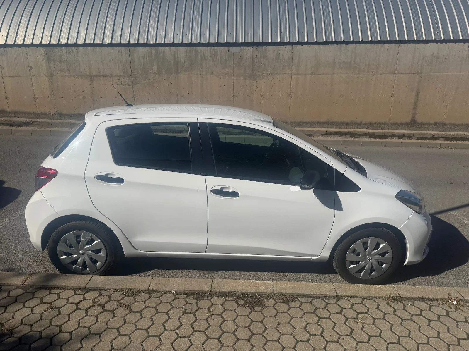 Toyota Yaris 1.0 VVT-i, снимка 2 - Автомобили и джипове - 56633442