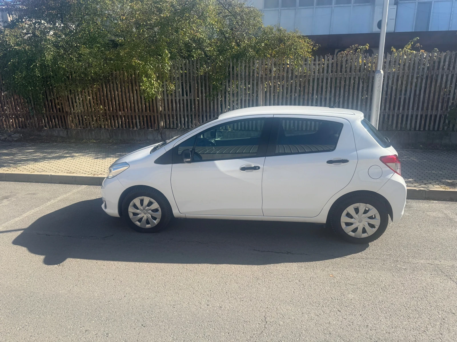 Toyota Yaris 1.0 VVT-i, снимка 4 - Автомобили и джипове - 56633442