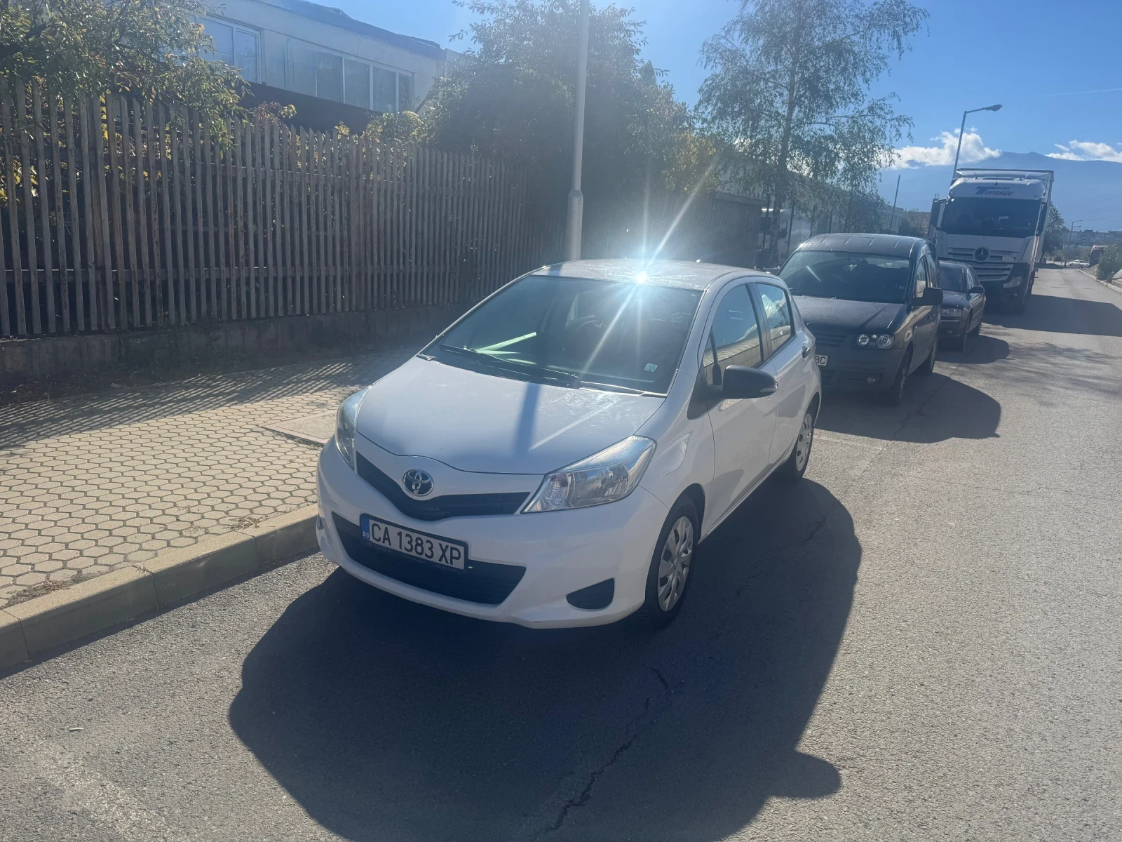 Toyota Yaris 1.0 VVT-i, снимка 14 - Автомобили и джипове - 56633442