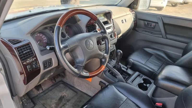 Mitsubishi Pajero, снимка 11 - Автомобили и джипове - 48405346