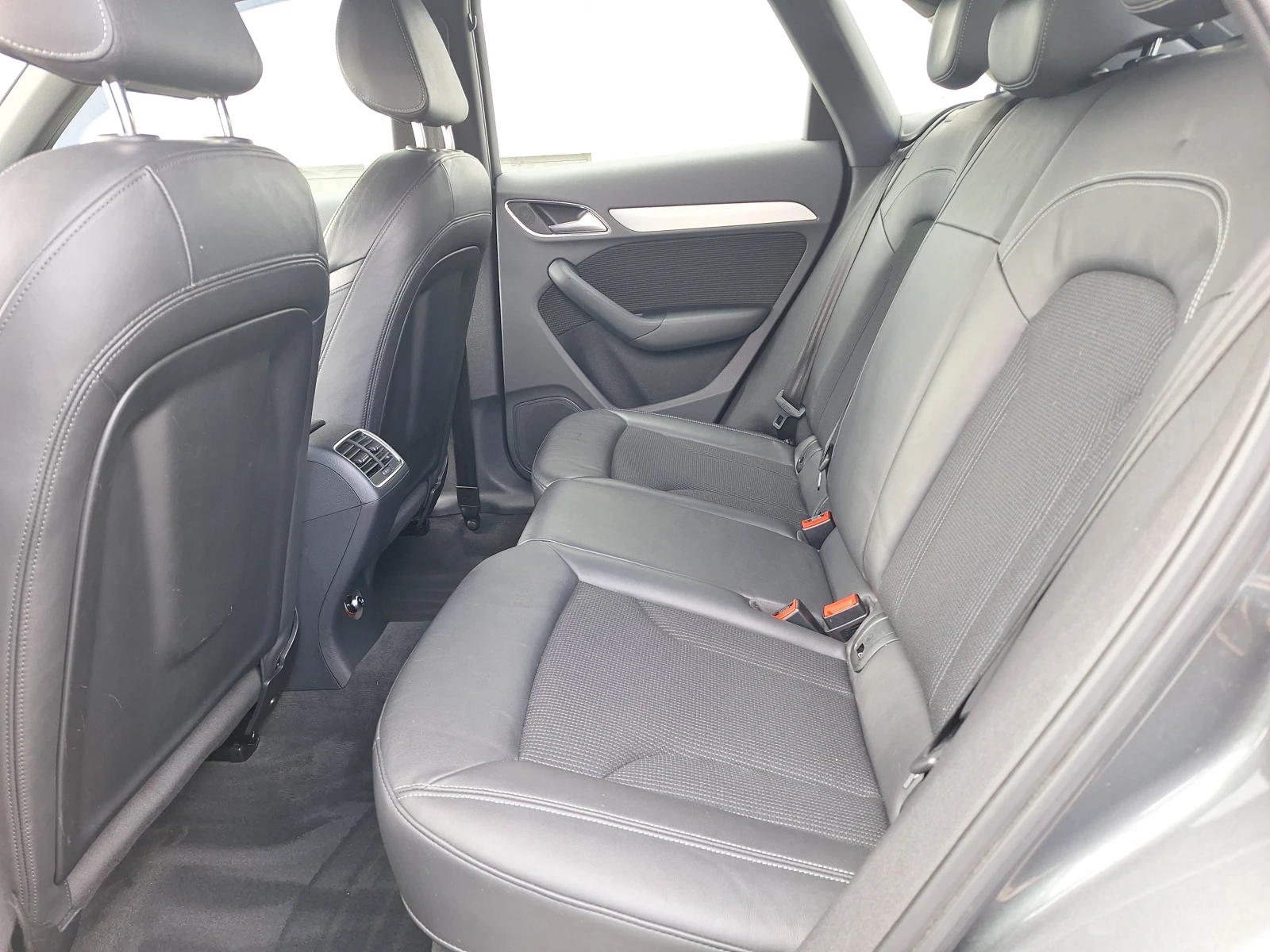 Audi Q3 2.0d 177kc s-line, снимка 15 - Автомобили и джипове - 54083191