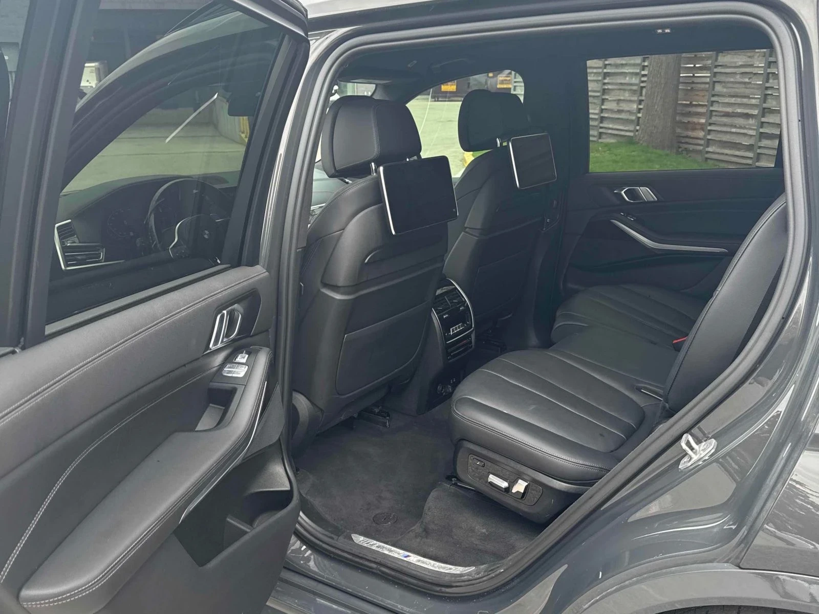 BMW X7 M-pkg | Laser | Distronic | Въздух | Rear TV | 360, снимка 14 - Автомобили и джипове - 54488483