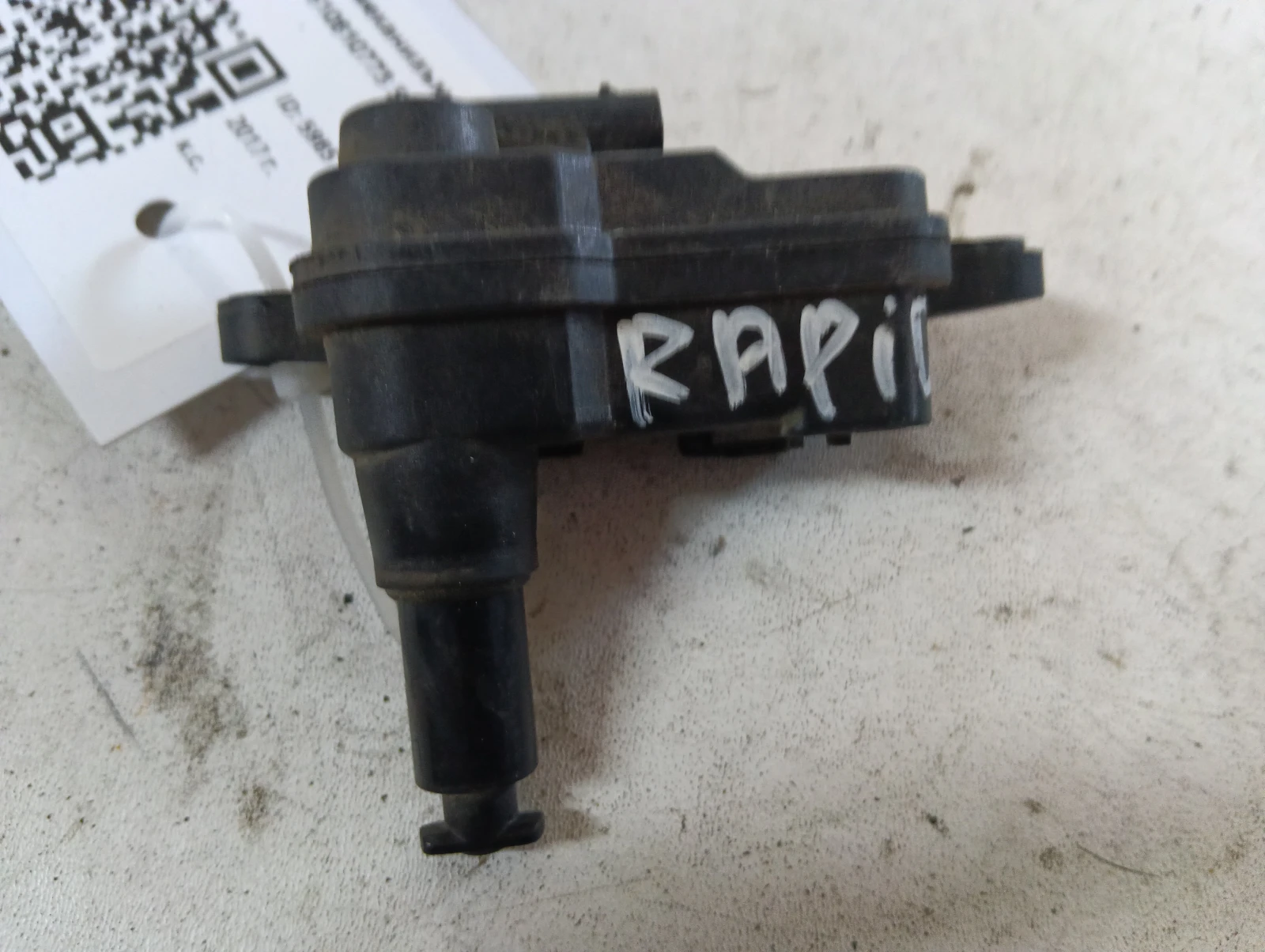 заключващ механизъм резервоар 510810773 Skoda Rapid