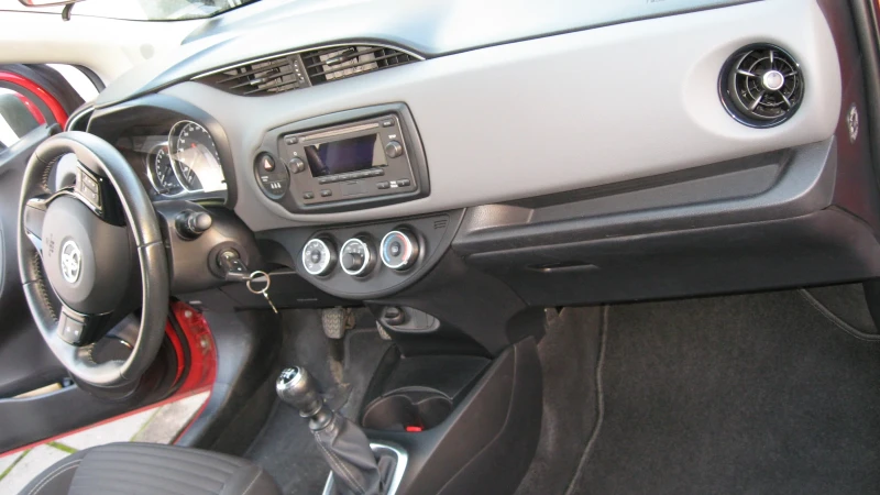 Toyota Yaris 1.5, снимка 9 - Автомобили и джипове - 52386202