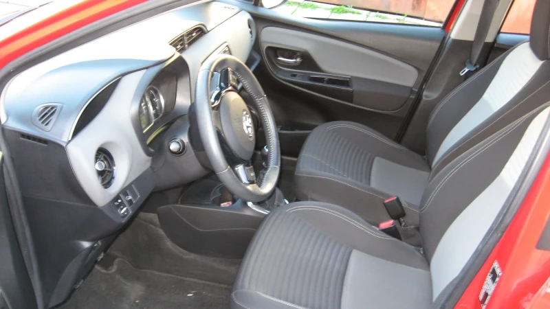 Toyota Yaris 1.5, снимка 7 - Автомобили и джипове - 52386202
