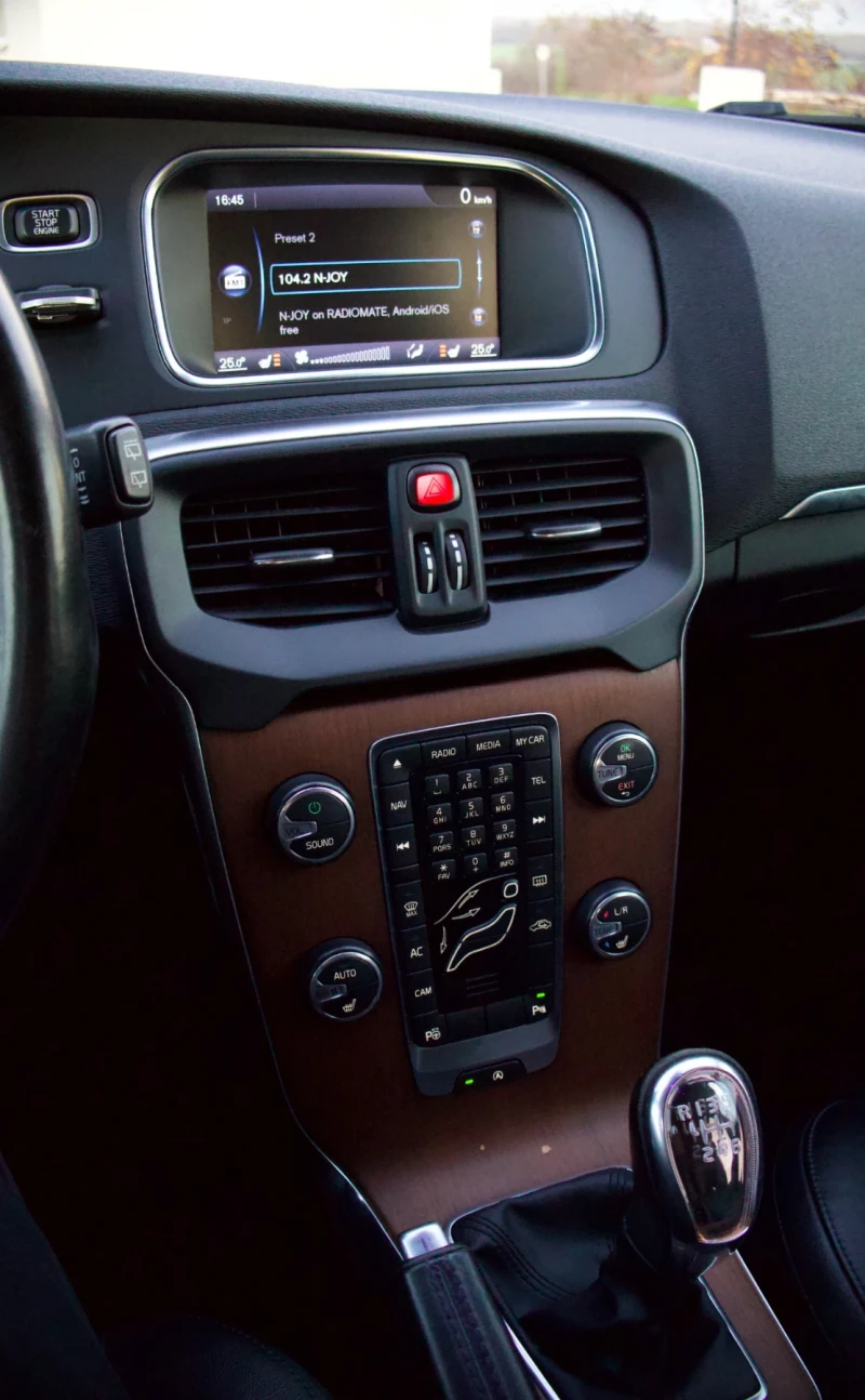 Volvo V40 D2 Summum, снимка 13 - Автомобили и джипове - 52819356