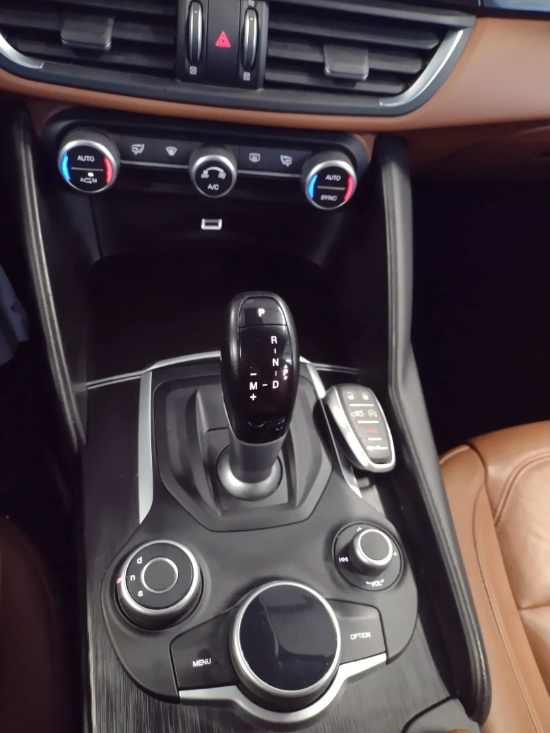Alfa Romeo Giulia 2.0 Ti RWD, снимка 7 - Автомобили и джипове - 53105311