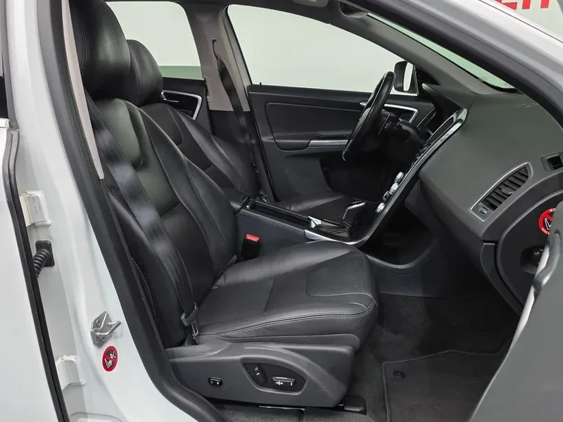 Volvo XC60, снимка 11 - Автомобили и джипове - 56162069