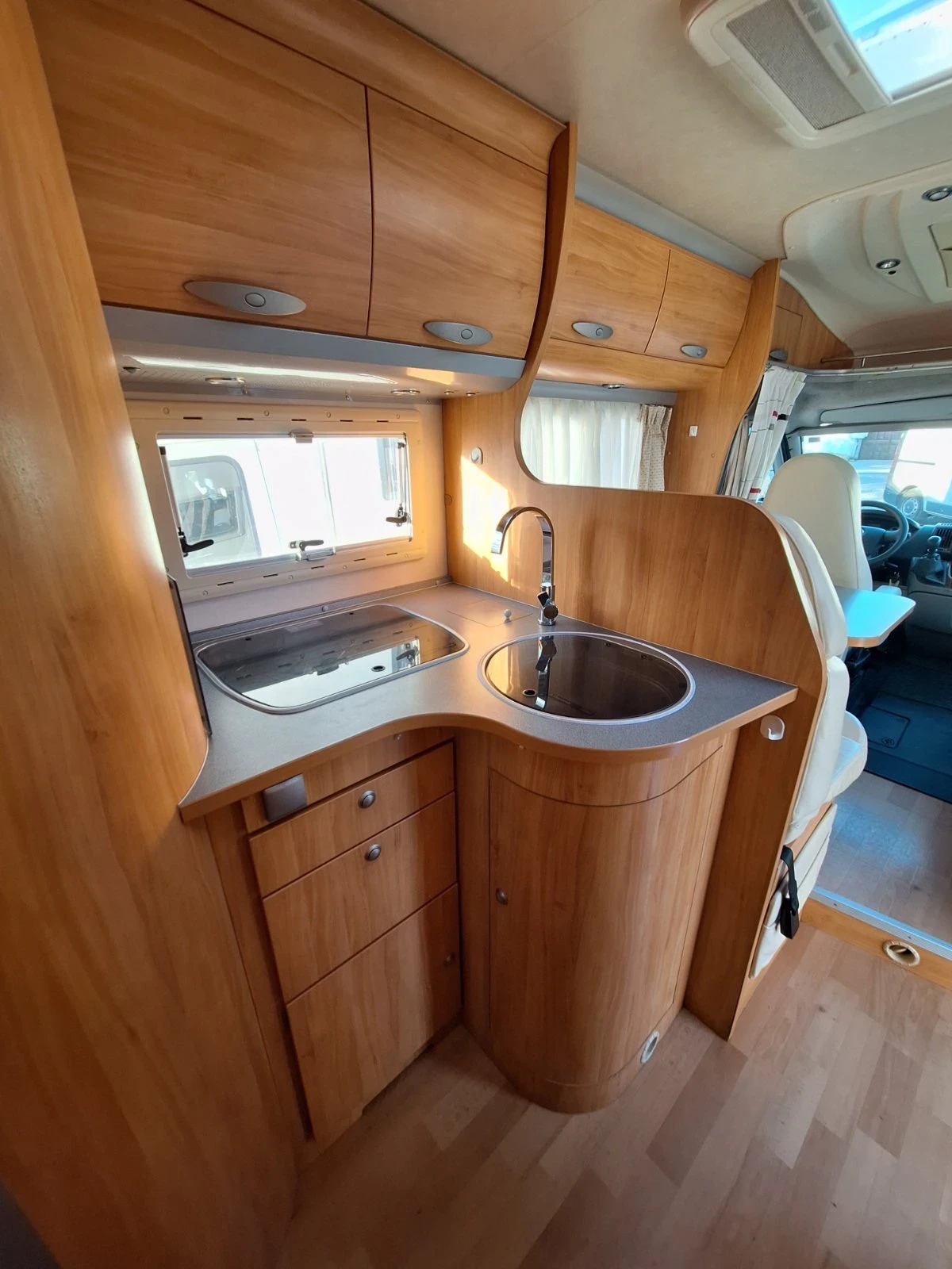 Кемпер Adria Adriatic Coral 690 SP, снимка 7 - Каравани и кемпери - 55497137