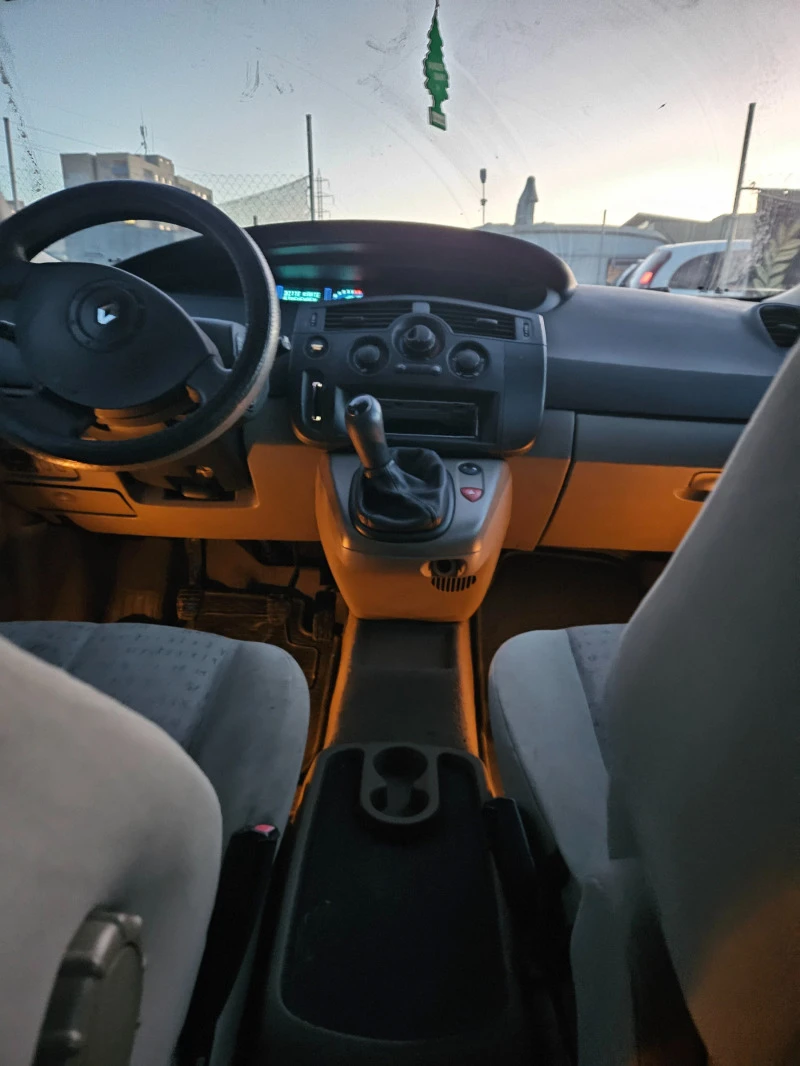 Renault Scenic 1.5 dci, снимка 10 - Автомобили и джипове - 44211202