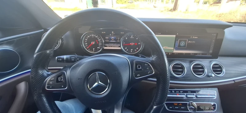 Mercedes-Benz E 220   Avangarde, 9G tronik, FULL, снимка 16 - Автомобили и джипове - 52377159