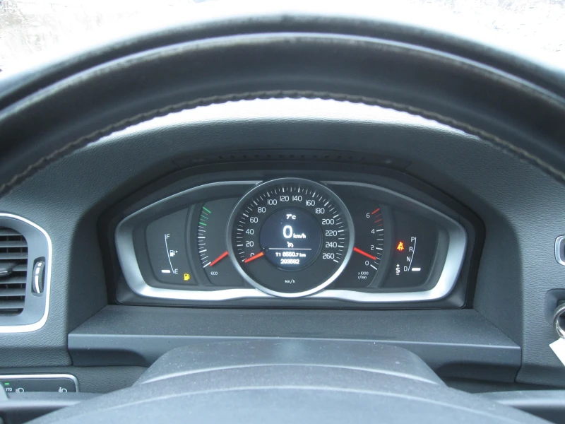 Volvo V60 Автомат, 2, 0-TDI, Navi, Кожа, снимка 8 - Автомобили и джипове - 52891589