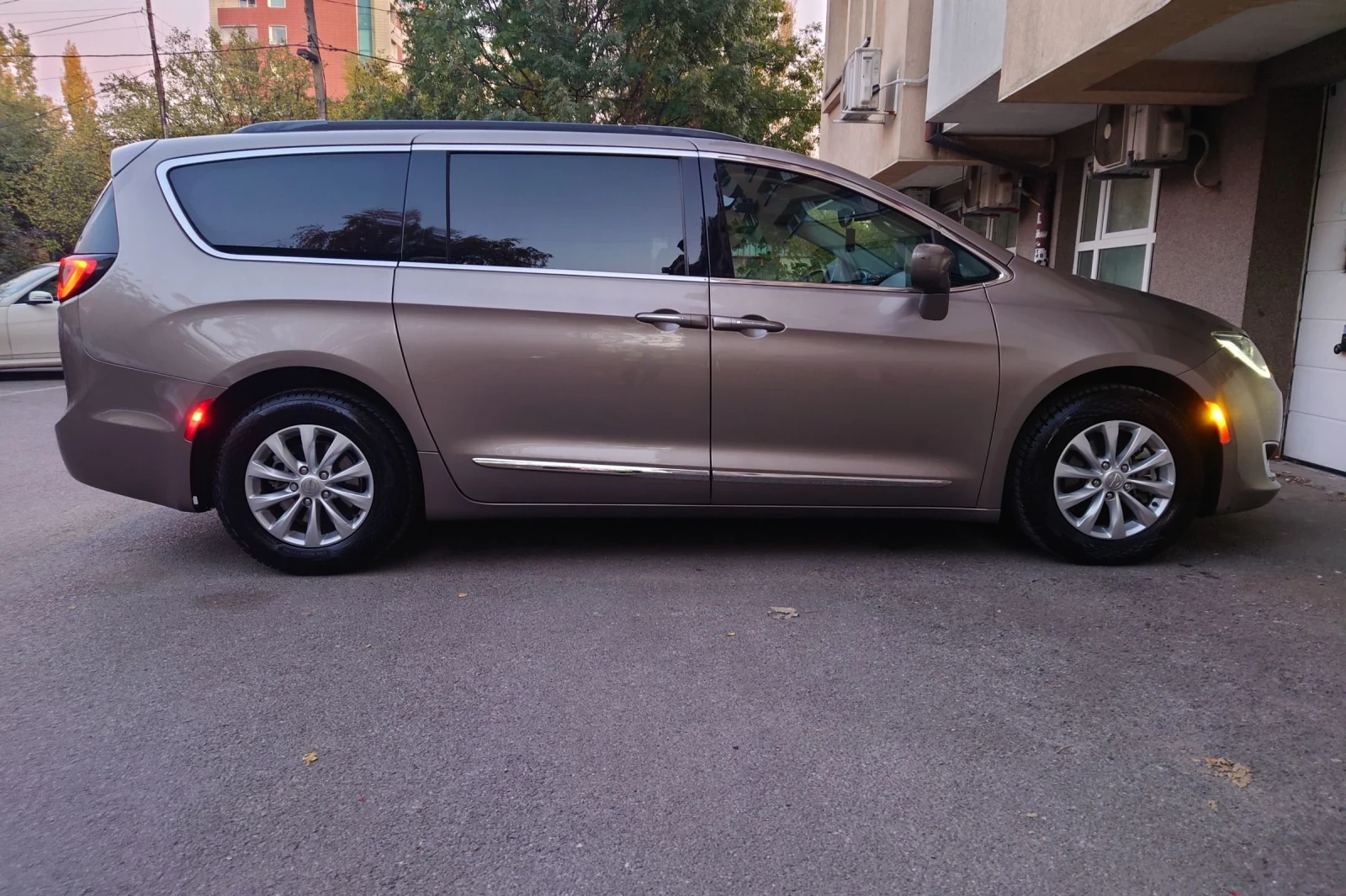 Chrysler Pacifica Touring L LPG | Mobile.bg — изображение 1